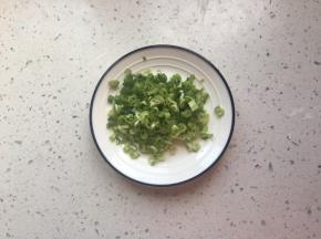 葱洗净切成葱花