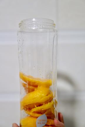 芒果肉放入料理杯