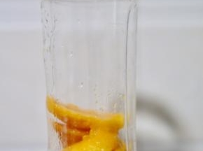 芒果肉放入料理杯