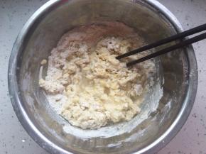 将面粉和鸡蛋大概搅拌一下