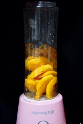 加入之前泡软的25克吉利丁片一起