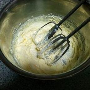 黄油软化后，用电动打蛋器打到顺滑