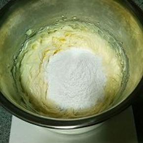 加入糖粉，继续打发