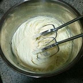 打到糖粉融化，黄油体积变大，发白