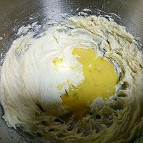 分三次加入百香果果汁。每次都要让果汁和黄油充分融合后再加下一点