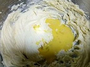 分三次加入百香果果汁。每次都要让果汁和黄油充分融合后再加下一点