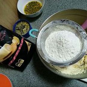 把低筋粉和杏仁粉混合过筛，筛入黄油里