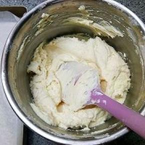 用刮刀翻拌均匀成为细腻的面糊