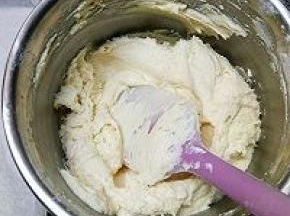 用刮刀翻拌均匀成为细腻的面糊