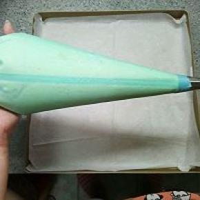 花嘴放入裱花袋，把面糊挖入裱花袋中