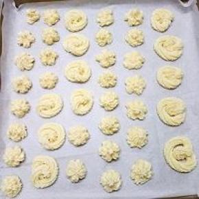 部挤好后。这些可以挤三能28CM金盘一盘半，我的烤箱小只能分两次来烤。