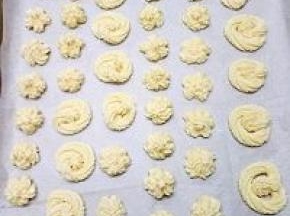 部挤好后。这些可以挤三能28CM金盘一盘半，我的烤箱小只能分两次来烤。