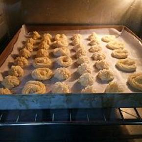 放入预热好的烤箱中下层，180℃20分钟。根据自己烤箱适当调整一下。