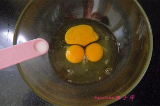 将三个鸡蛋打入大碗里，放入2克食盐；