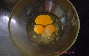 再放入2克白胡椒粉；