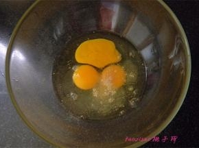 再放入2克白胡椒粉；