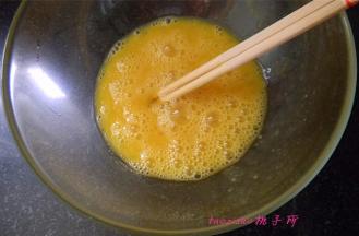 将鸡蛋搅打均匀；
