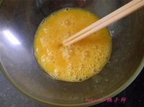将鸡蛋搅打均匀；