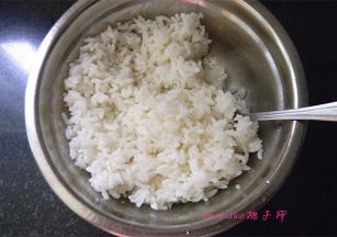 剩米饭用勺子碾压松散；