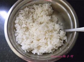 剩米饭用勺子碾压松散；