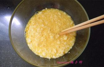 将米饭倒入打好的蛋液里，搅拌均匀；