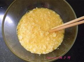 将米饭倒入打好的蛋液里，搅拌均匀；