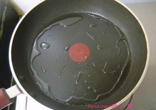 不粘锅里倒入食用油，待锅温热时（用手心靠近锅心有温热的感觉）；