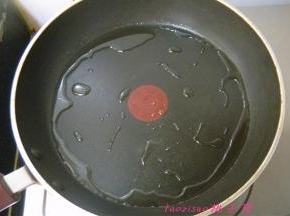 不粘锅里倒入食用油，待锅温热时（用手心靠近锅心有温热的感觉）；