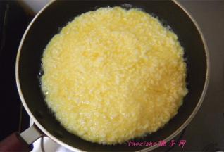 倒入拌好的米饭蛋液，用铲子将米饭蛋液刮平，小火煎制；