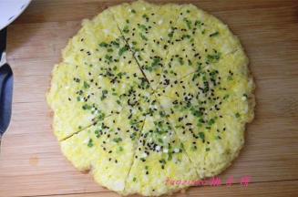 待蛋液完全凝固，米饼底部也煎至上色就可以关火了，轻轻地将蛋米饼倒在案板上，切块即可食用。