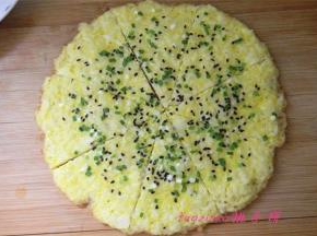 待蛋液完全凝固，米饼底部也煎至上色就可以关火了，轻轻地将蛋米饼倒在案板上，切块即可食用。