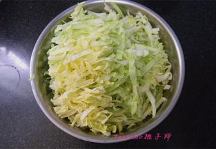 将圆白菜洗净，切成比韭菜也略宽的丝；