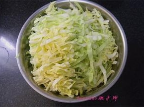 将圆白菜洗净，切成比韭菜也略宽的丝；