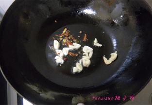 炒锅里倒入食用油，放入蒜瓣、花椒粒、辣椒碎炒香；