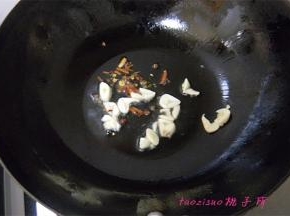 炒锅里倒入食用油，放入蒜瓣、花椒粒、辣椒碎炒香；