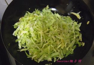放入切好的圆白菜丝，加生抽、食盐煸炒几下；