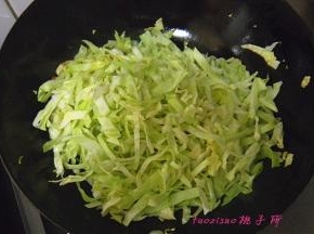 放入切好的圆白菜丝，加生抽、食盐煸炒几下；