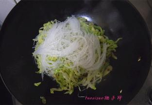 捞出泡透的粉丝，放在炒软的圆白菜上，盖上锅盖，焖半分钟；