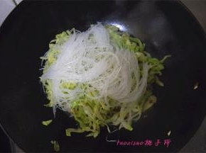 捞出泡透的粉丝，放在炒软的圆白菜上，盖上锅盖，焖半分钟；