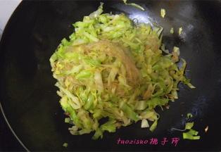 打开锅盖，粉丝已经变色，将粉丝和圆白菜丝拌匀即可关火了。