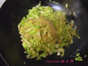 打开锅盖，粉丝已经变色，将粉丝和圆白菜丝拌匀即可关火了。