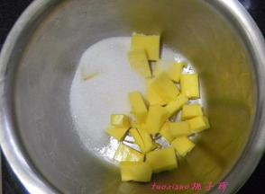 黄油室温软化+糖粉+食盐，用打蛋器打发至蓬松状态；