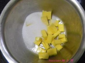 黄油室温软化+糖粉+食盐，用打蛋器打发至蓬松状态；