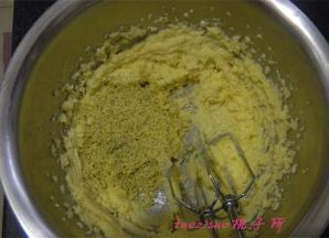 倒入过筛的蛋黄末，拌匀；