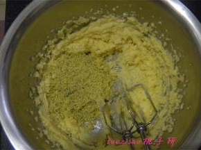 倒入过筛的蛋黄末，拌匀；