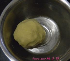 用手揉成光滑的面团，揉好的面团的状态略微偏干，将面团用保鲜膜包好，放入冰箱冷藏1个小时；