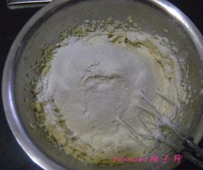将混合好的粉类过筛后，放入黄油里；