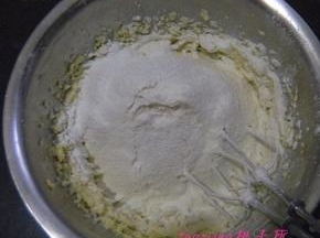 将混合好的粉类过筛后，放入黄油里；