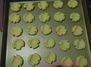 取出面团后，取一小块揉成小圆球放在烤盘上，用大拇指压扁，饼干会有自然的裂纹；