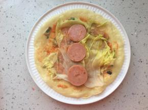 根据喜好放上生菜和火腿肠